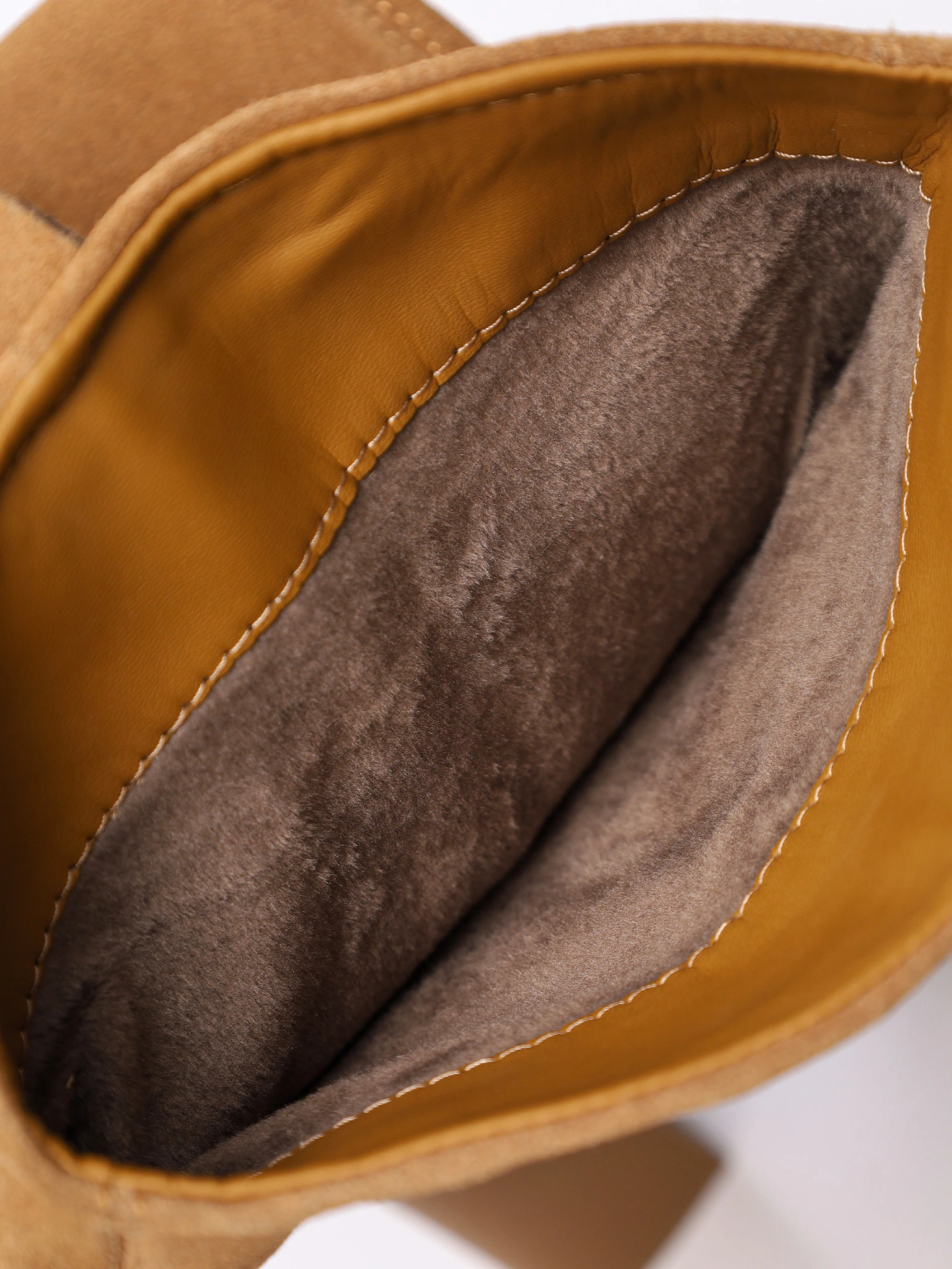 Сапоги коричневого цвета на высоком каблуке